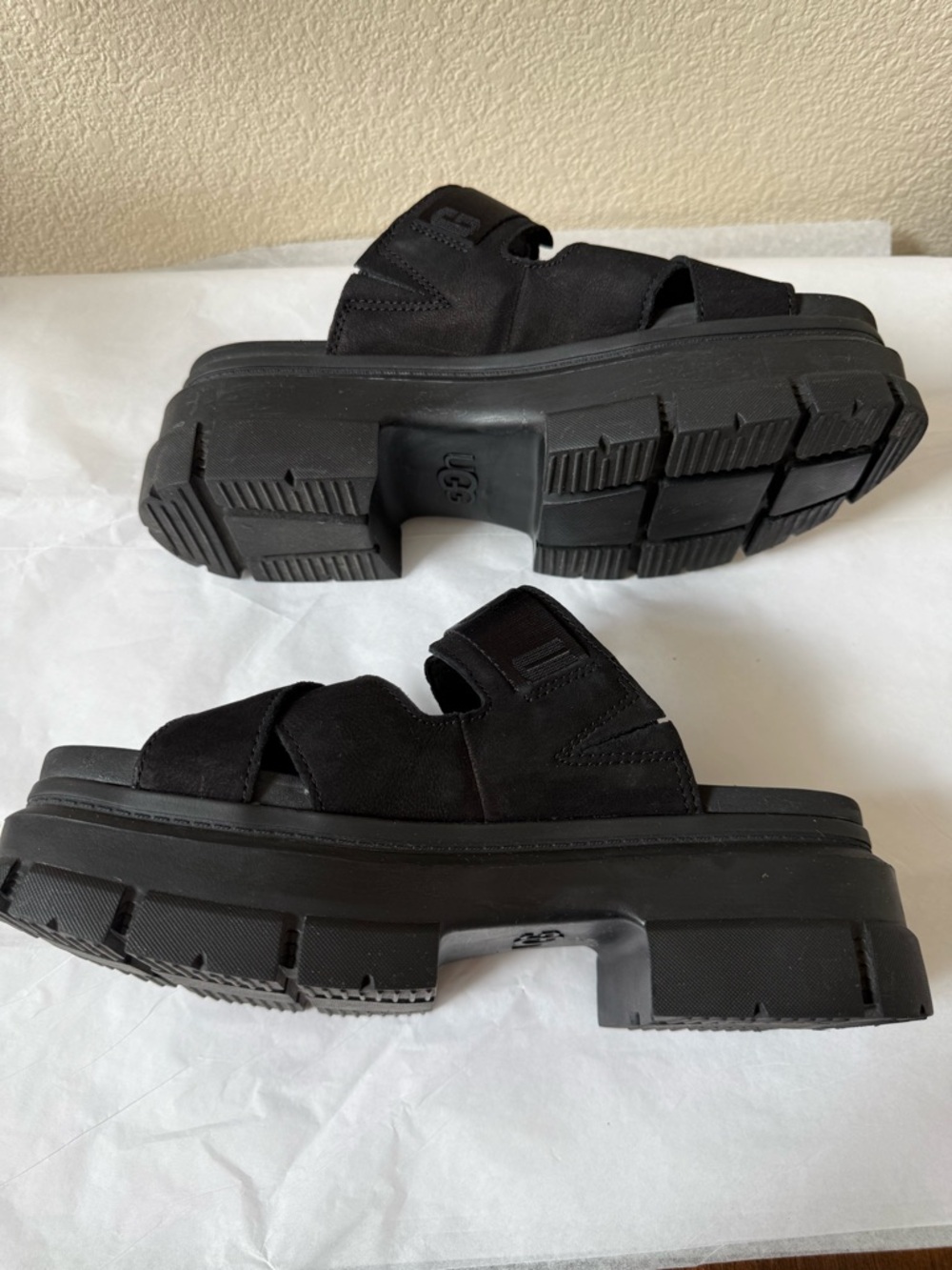UGG Ashton Slide Platform Sandals Black Suede Size 9 EUC - Picture 11 of 14